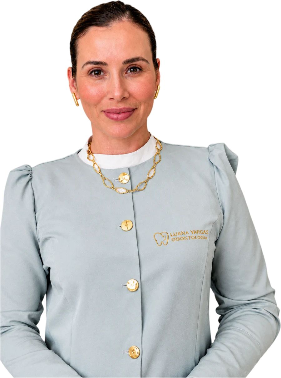 Dra. Luana Moretti, de jaleco verde-claro.
